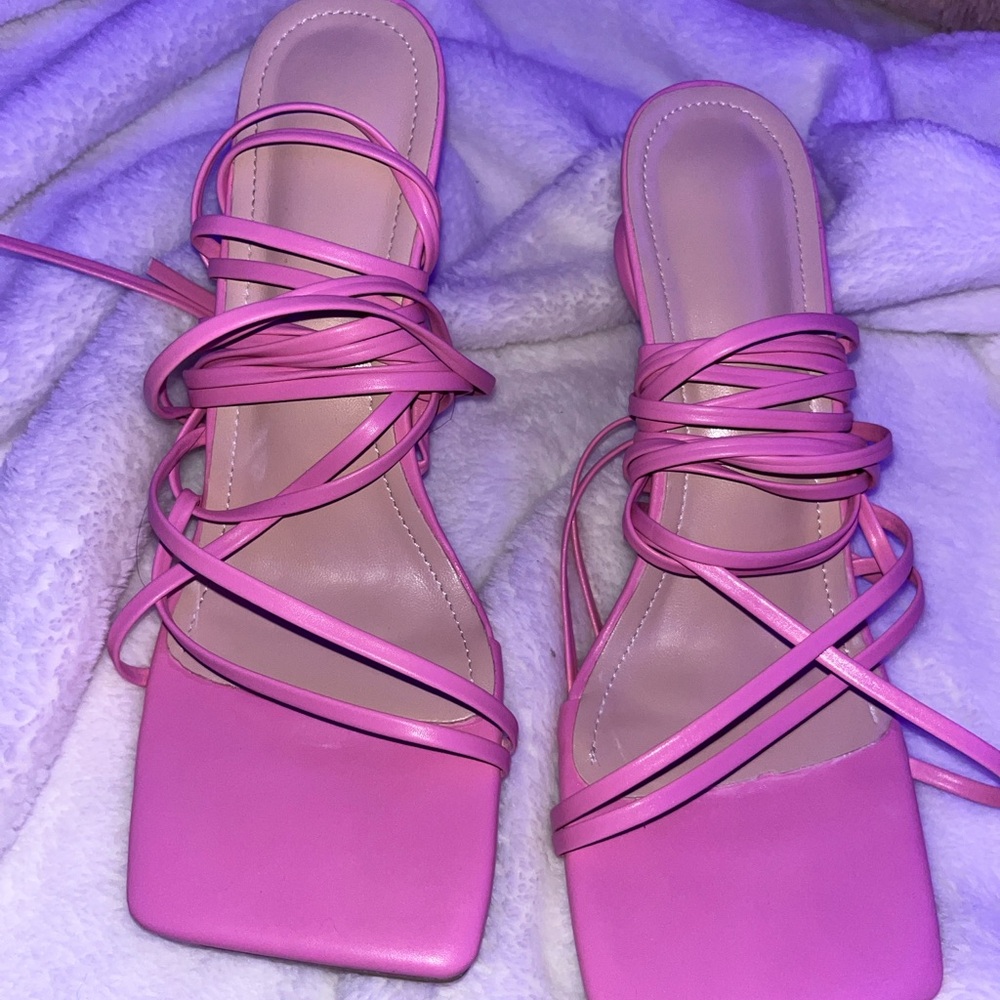 Hiii🩷, I’m selling new pink lace up heels US 8W🎀!